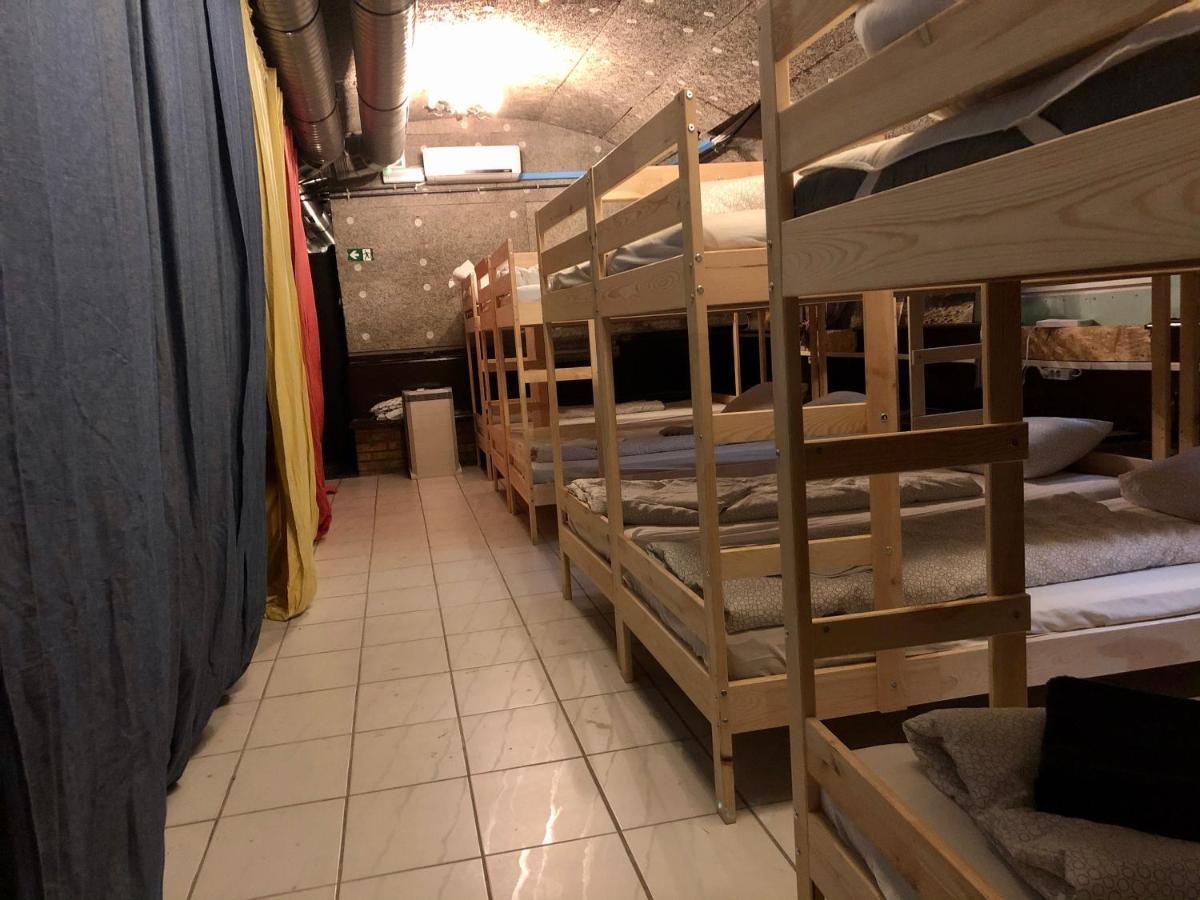 Апартаменти Whole Basement Former Pub 5 For Stag Do Будапешт