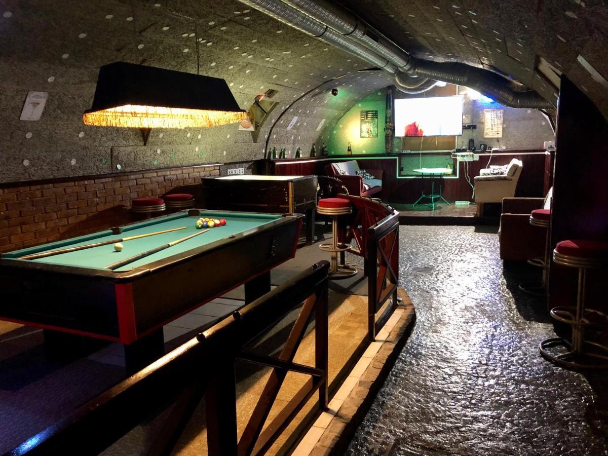 Апартаменти Whole Basement Former Pub 5 For Stag Do *